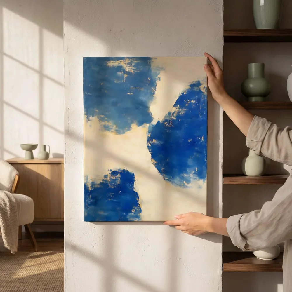 Sfeerimpressie: Snelle streken buiten beeld in delftsblauw en goud naast de kast