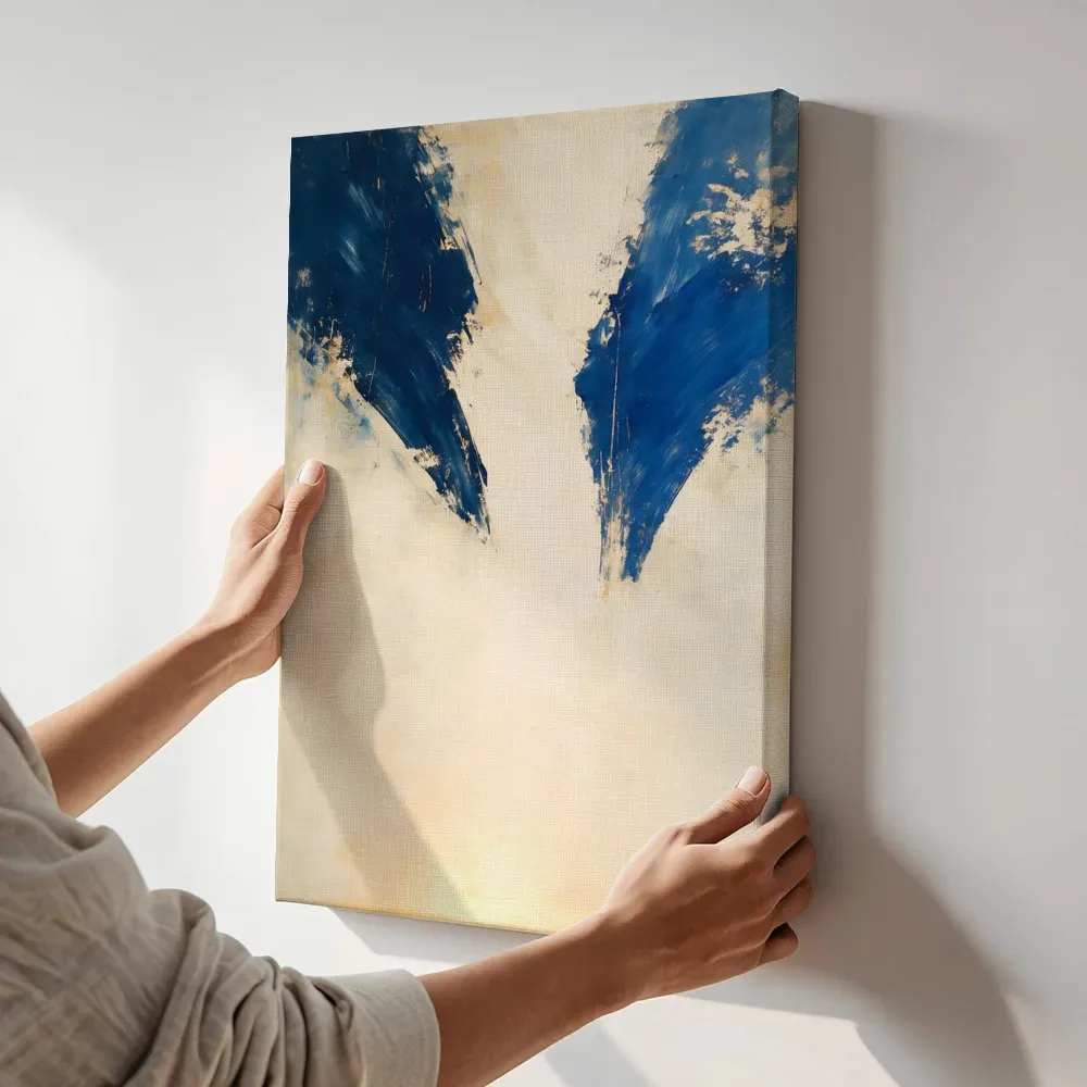Sfeerimpressie: Snelle streken hoog in beeld in delftsblauw en goud terwijl het aan de muur wordt gehangen