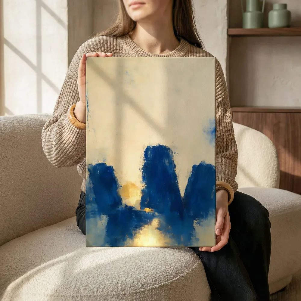 Sfeerimpressie: Snelle streken laag in beeld in delftsblauw en goud terwijl het zittend wordt getoond