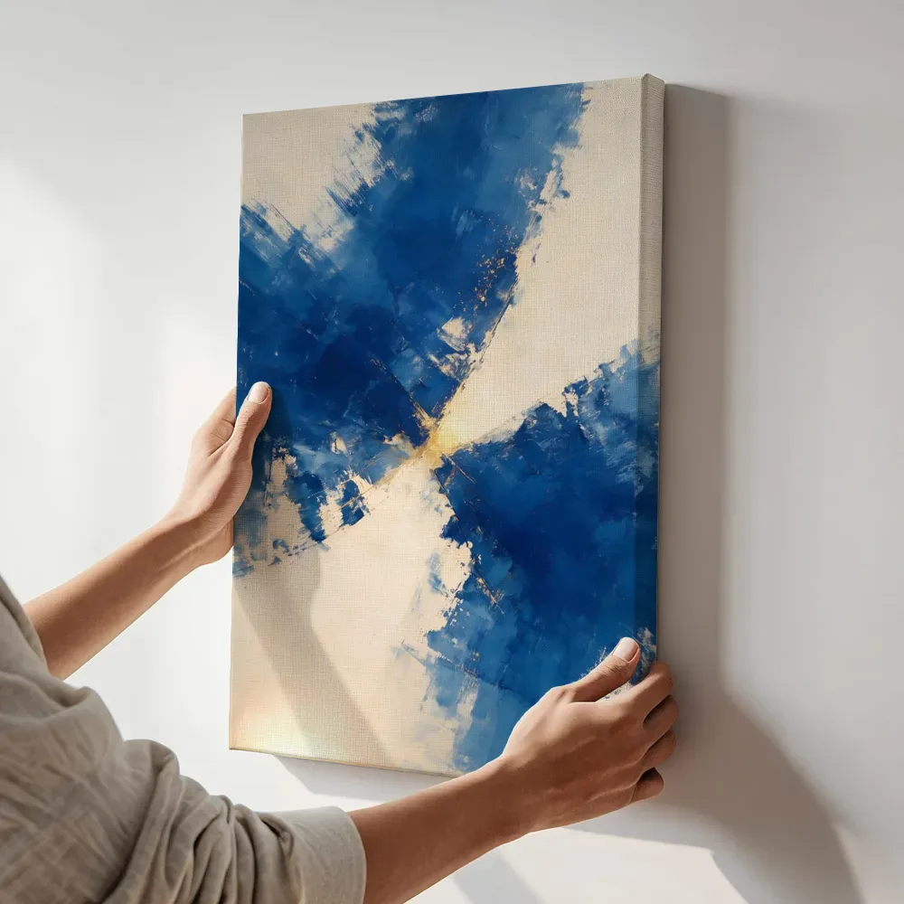 Sfeerimpressie: Snelle streken op de diagonaal in delftsblauw en goud terwijl het aan de muur wordt gehangen