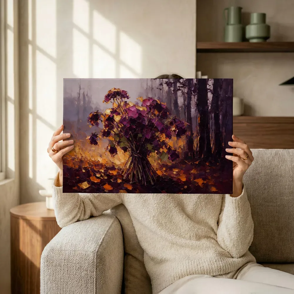 Sfeerimpressie: Snijbloem aan de bosrand in violet terwijl het omhoog wordt gehouden