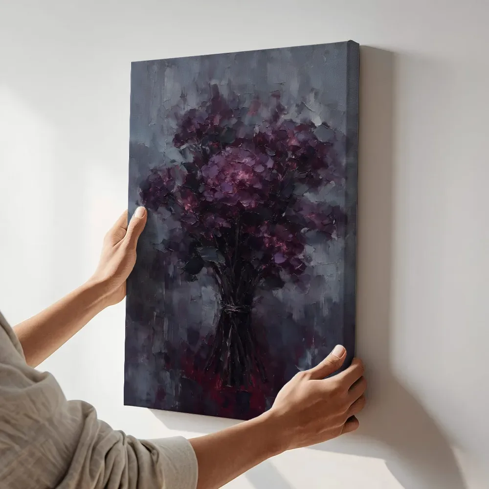 Sfeerimpressie: Snijbloem tegen de lucht in aubergine terwijl het aan de muur wordt gehangen