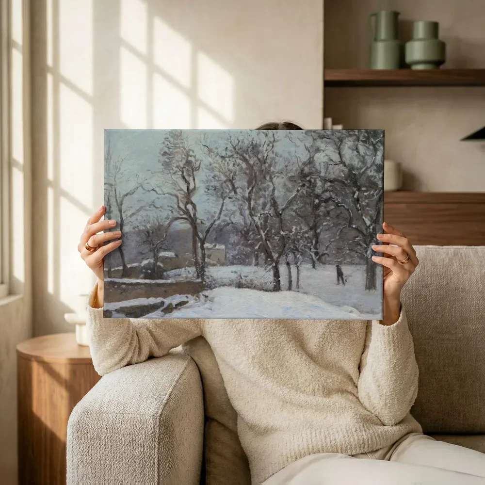 Sfeerimpressie: Sneeuw bij Louveciennes van Camille Pissarro terwijl het omhoog wordt gehouden