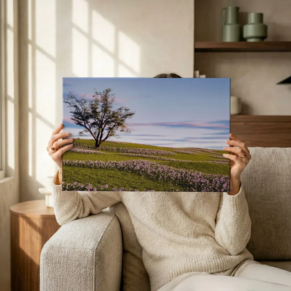 Sfeerimpressie: Solitaire boom op de bloemenheuvel terwijl het omhoog wordt gehouden