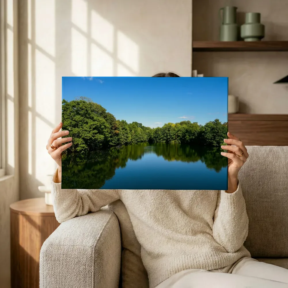 Sfeerimpressie: Spiegelend meer omringd door weelderig groen terwijl het omhoog wordt gehouden