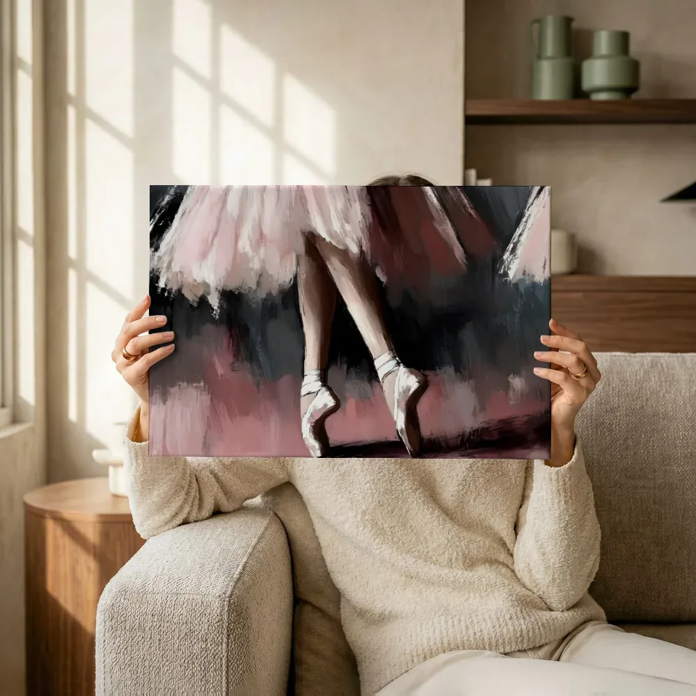 Sfeerimpressie: Spitzen balletschoenen op roze achtergrond terwijl het omhoog wordt gehouden