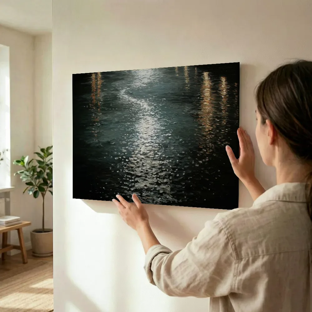 Sfeerimpressie: Stadslichten in het water terwijl het omhoog wordt gehouden