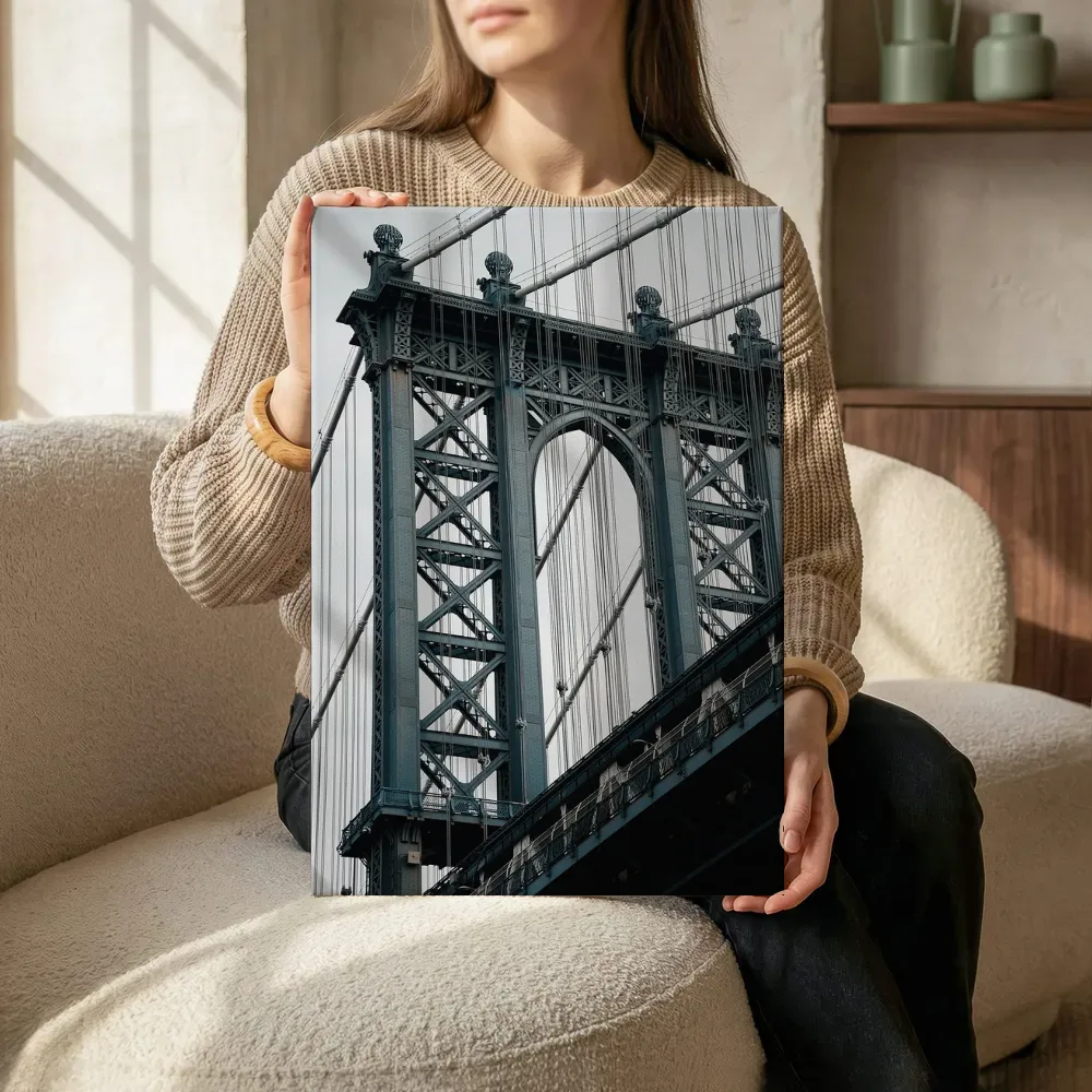 Sfeerimpressie: Stalen boogpoort van de Manhattan Bridge terwijl het zittend wordt getoond