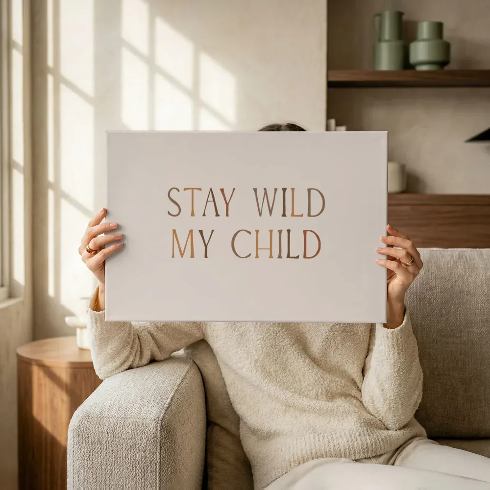 Sfeerimpressie: Stay wild my child typografie terwijl het omhoog wordt gehouden