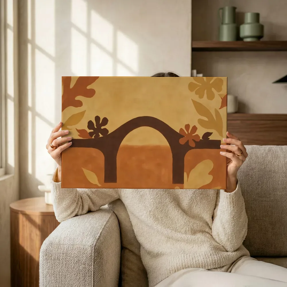 Sfeerimpressie: Stenen brug in terracotta en zand terwijl het omhoog wordt gehouden