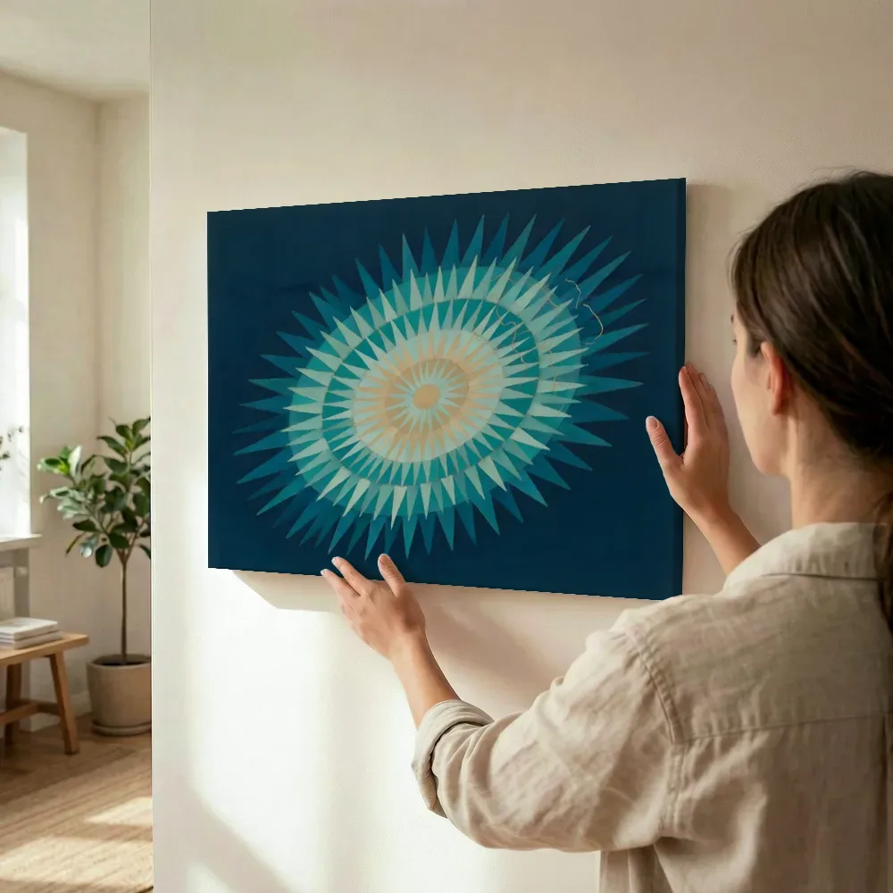 Sfeerimpressie: Sterburst-mandala Modern Bauhaus in zeeblauw terwijl het wordt opgehangen