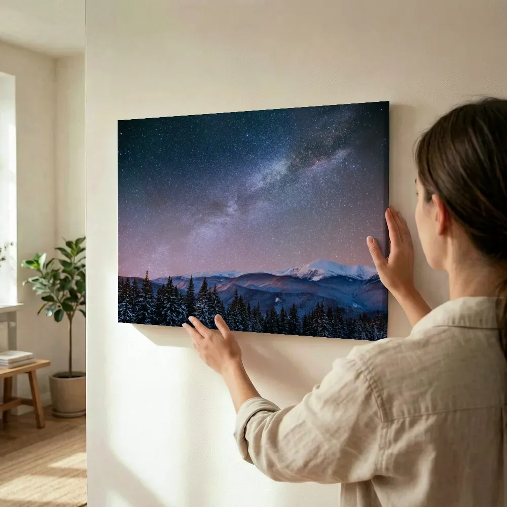 Sfeerimpressie: Sterrenhemel boven besneeuwde bergen terwijl het wordt opgehangen