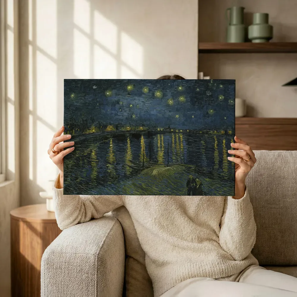 Sfeerimpressie: Sterrennacht boven de Rhône van Vincent van Gogh terwijl het omhoog wordt gehouden