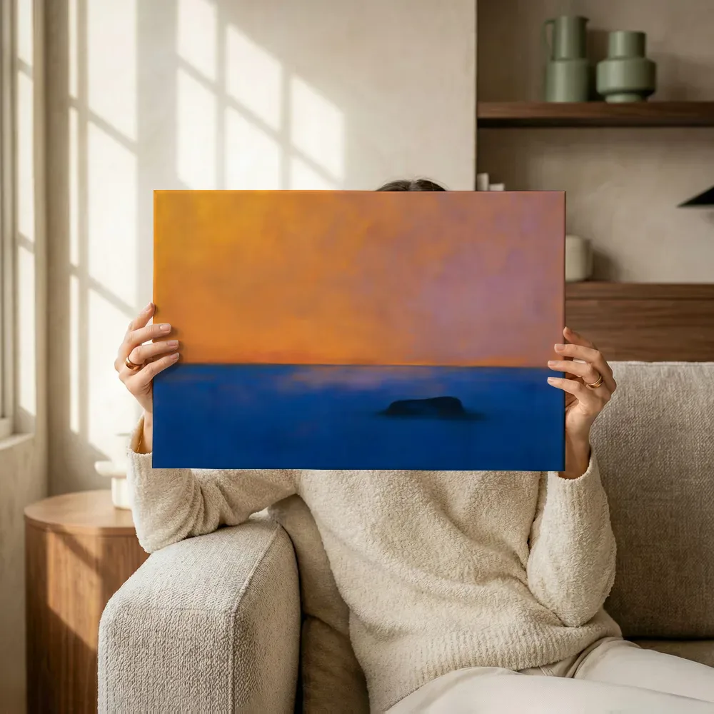 Sfeerimpressie: Stil water bij zonsondergang in oranje en kobalt terwijl het omhoog wordt gehouden