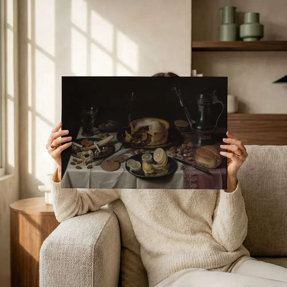 Sfeerimpressie: Stilleven van Pieter Claesz terwijl het omhoog wordt gehouden