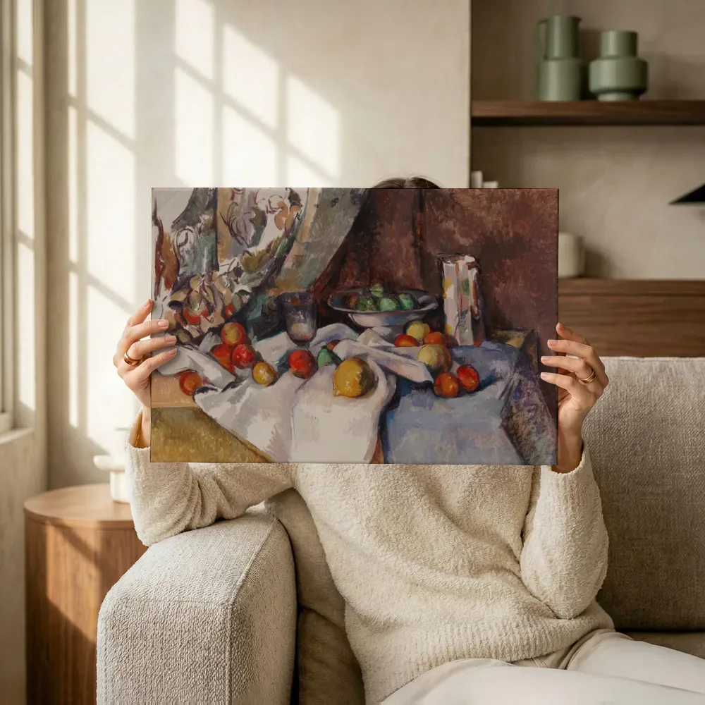 Sfeerimpressie: Stilleven met appels van Paul Cezanne terwijl het omhoog wordt gehouden