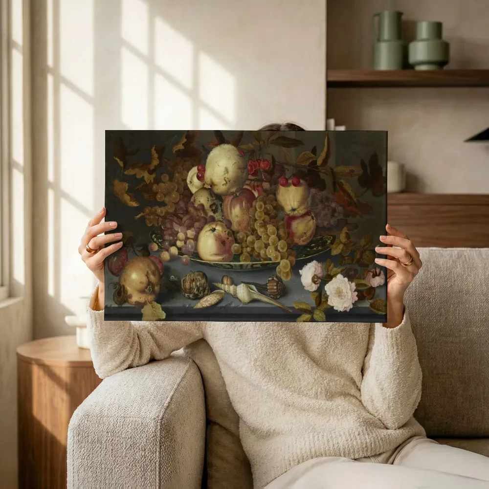 Sfeerimpressie: Stilleven met een schaal fruit van Balthasar van der Ast terwijl het omhoog wordt gehouden