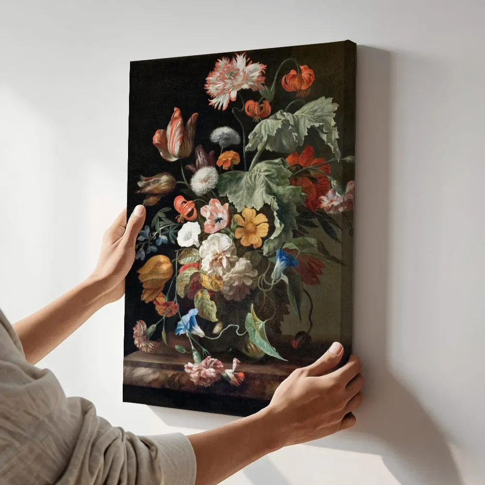 Sfeerimpressie: Stilleven met bloemen van Rachel Ruysch terwijl het aan de muur wordt gehangen