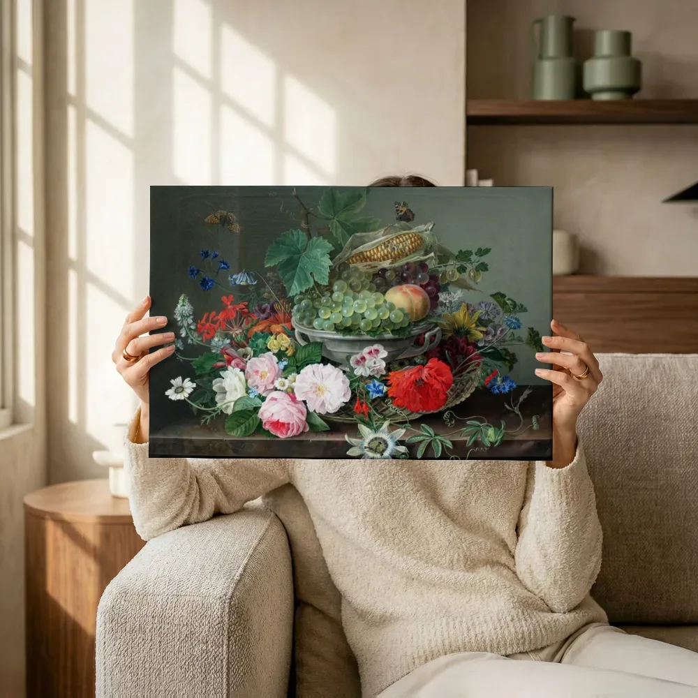 Sfeerimpressie: Stilleven met fruitmand van Gottfried Wilhelm Voelcker terwijl het omhoog wordt gehouden