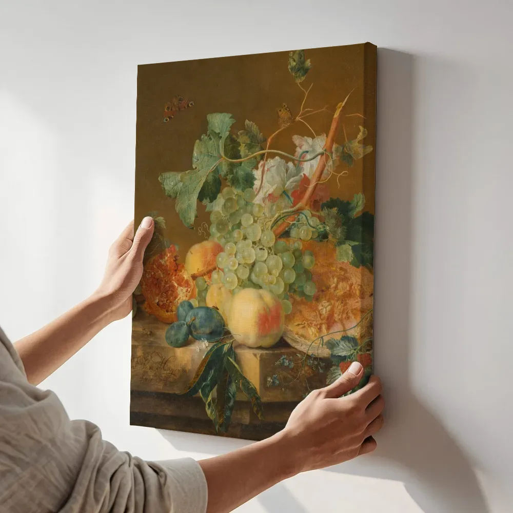 Sfeerimpressie: Stilleven met vruchten van Jan van Huysum terwijl het aan de muur wordt gehangen