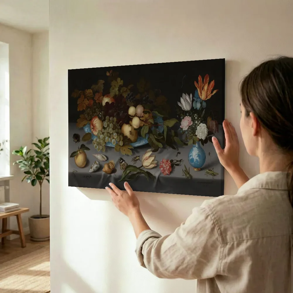 Sfeerimpressie: Stilleven met vruchten en bloemen van Balthasar van der Ast terwijl het wordt opgehangen