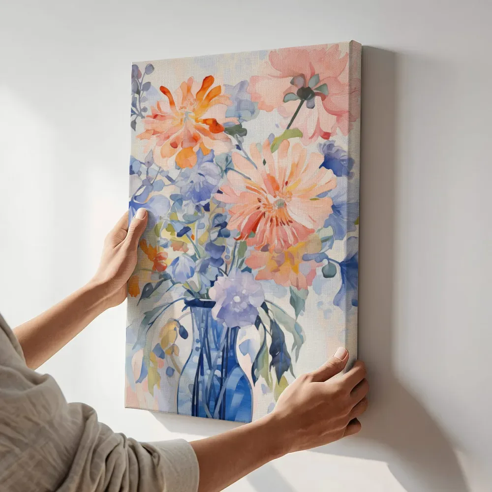 Sfeerimpressie: Stilleven blauwe glazen vaas met gerbera's en iris terwijl het aan de muur wordt gehangen
