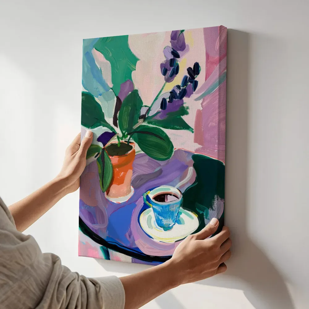 Sfeerimpressie: Stilleven met koffie en bloempot terwijl het aan de muur wordt gehangen