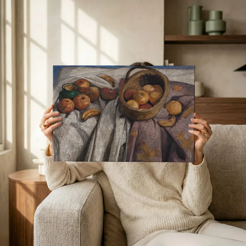 Sfeerimpressie: Stilleven met appels en bananen van Paula Modersohn-Becker terwijl het omhoog wordt gehouden