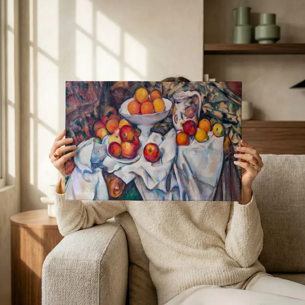 Sfeerimpressie: Stilleven met appels en sinaasappels van Paul Cezanne terwijl het omhoog wordt gehouden
