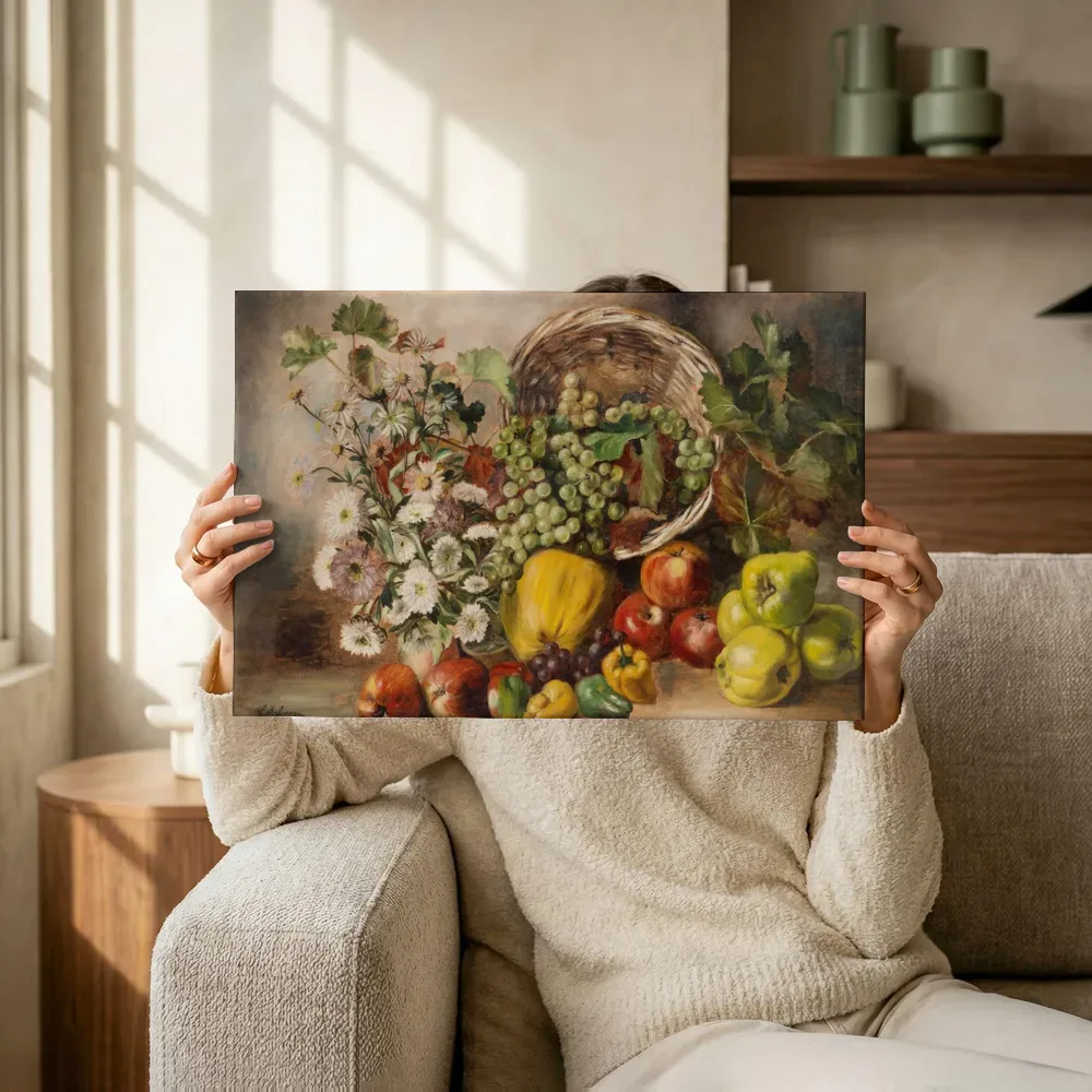 Sfeerimpressie: Stilleven met asters en een fruitmand van Carl Massmann terwijl het omhoog wordt gehouden