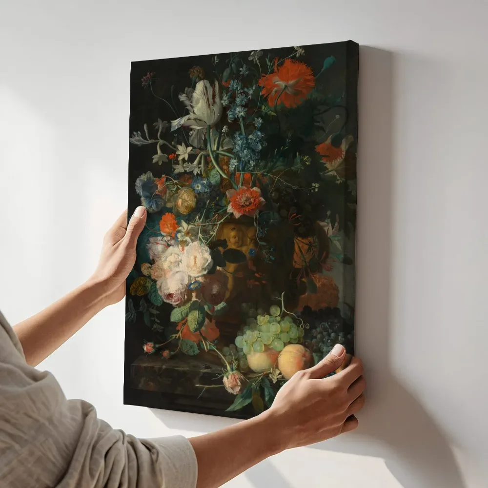 Sfeerimpressie: Stilleven met bloemen en vruchten van Jan van Huysum terwijl het aan de muur wordt gehangen