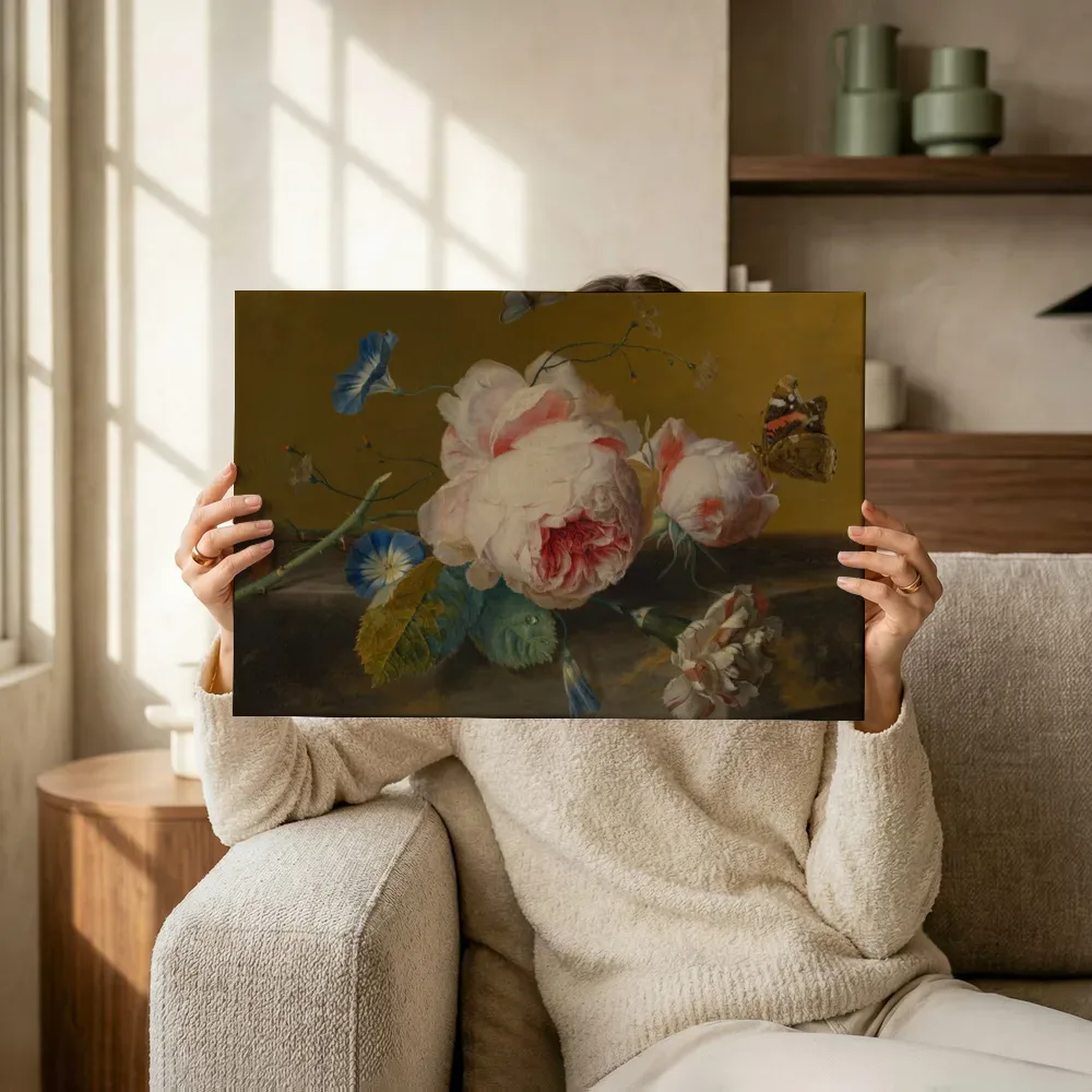 Sfeerimpressie: Stilleven met bloemen van Jan van Huysum terwijl het omhoog wordt gehouden