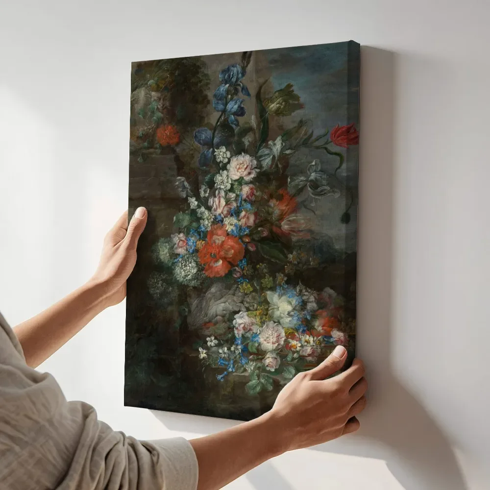 Sfeerimpressie: Stilleven met bloemen van Paolo Porpora terwijl het aan de muur wordt gehangen