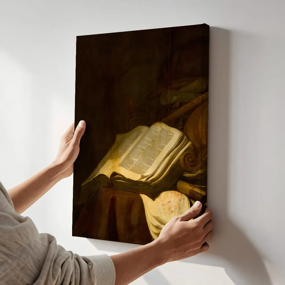 Sfeerimpressie: Stilleven met boeken en muziekinstrumenten van Jan Vermeulen terwijl het aan de muur wordt gehangen