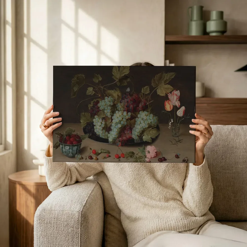 Sfeerimpressie: Stilleven met druiven, bloemen en bessen in een Wanli-kom van Isaak Soreau terwijl het omhoog wordt gehouden