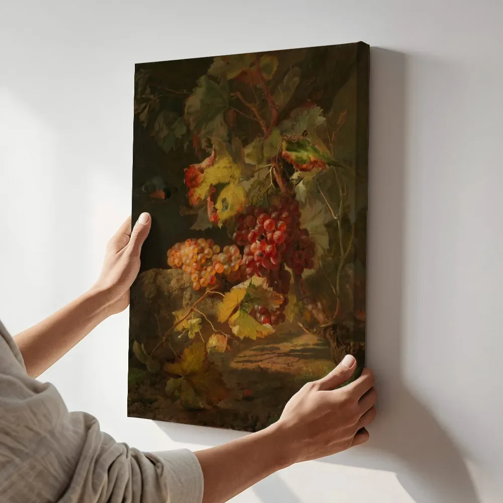 Sfeerimpressie: Stilleven met druiven van Frants Diderik Bøe terwijl het aan de muur wordt gehangen