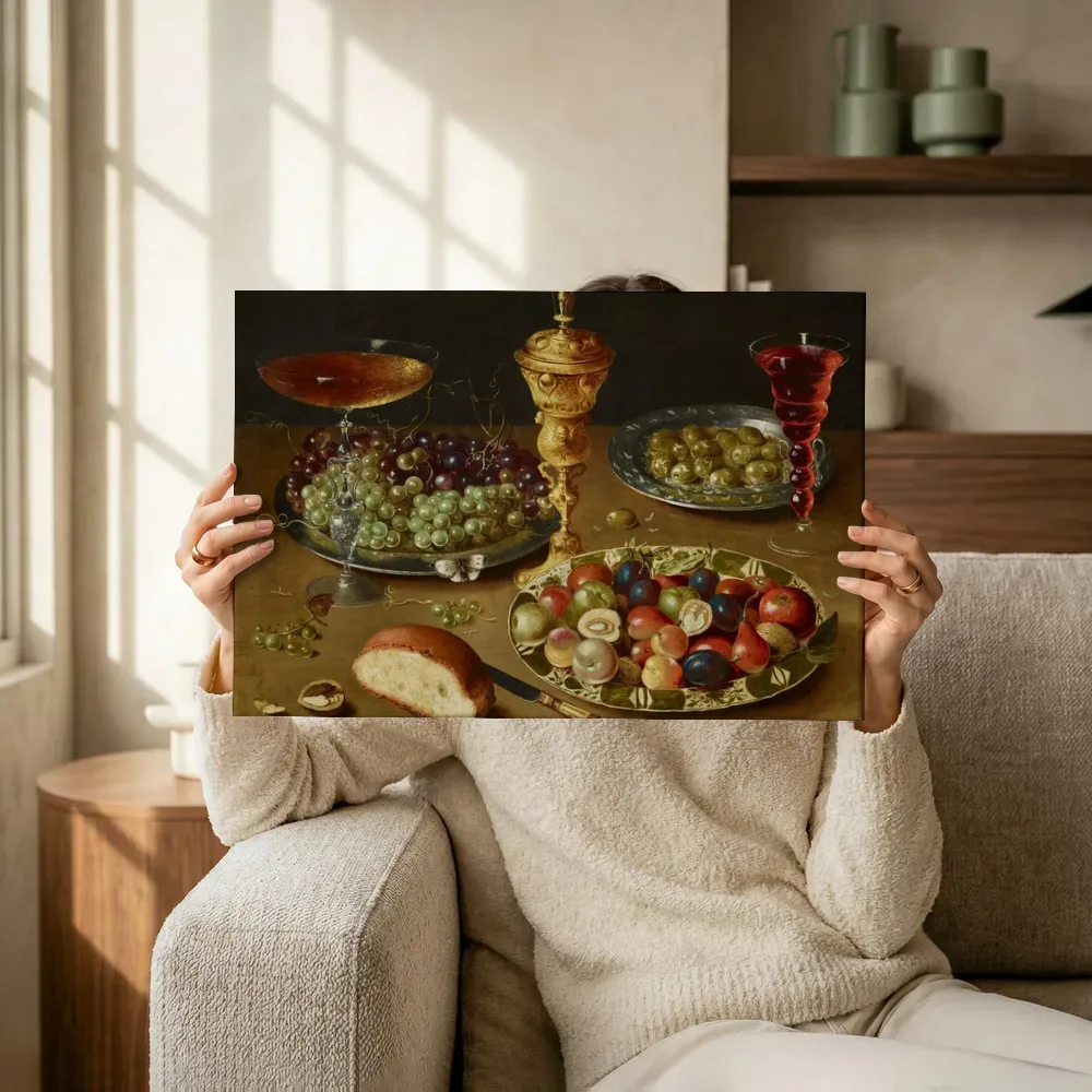 Sfeerimpressie: Stilleven met een drinkschaal, druiven, fruit, olijven, brood en een glas wijn van Osias Beert terwijl het omhoog wordt gehouden