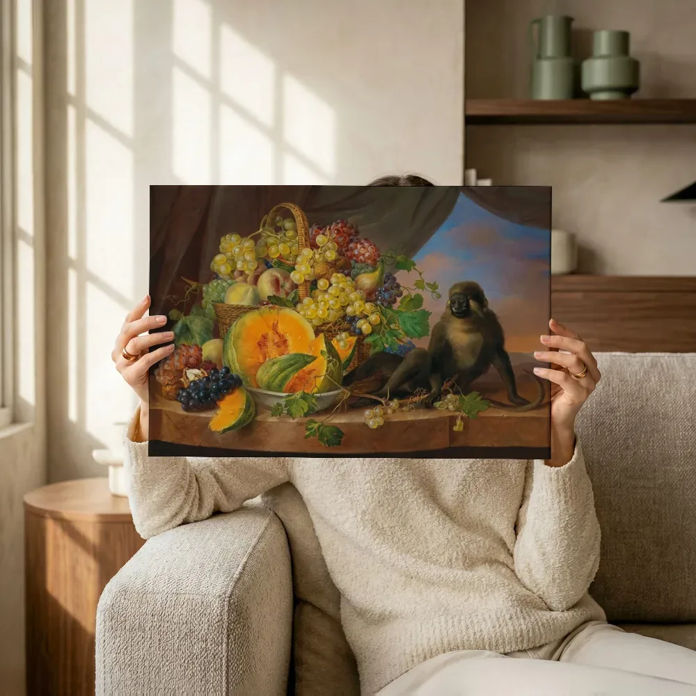 Sfeerimpressie: Stilleven met een fruitmand vol druiven, perziken en vijgen, met een aapje van Franz Xaver Petter terwijl het omhoog wordt gehouden