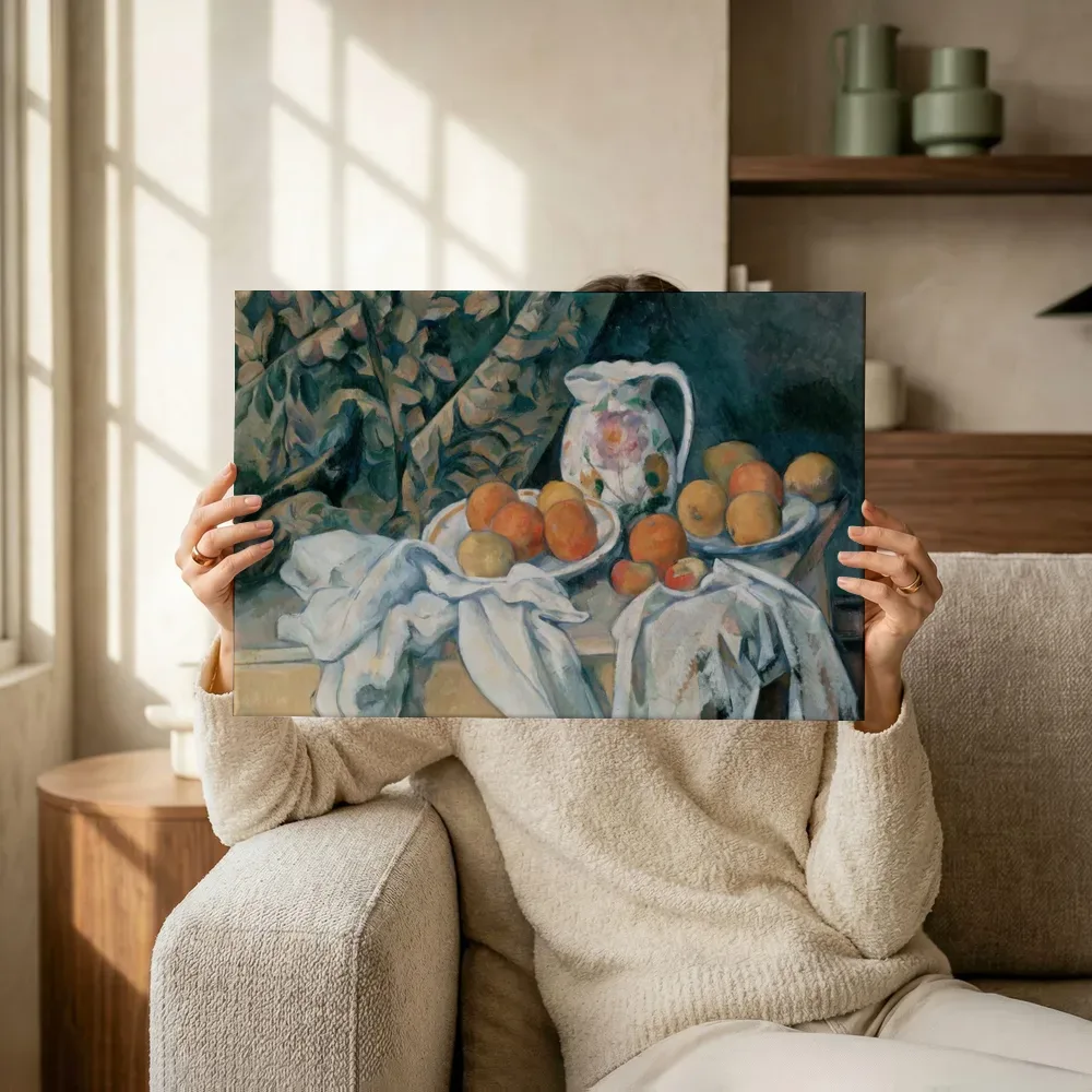 Sfeerimpressie: Stilleven met een gordijn van Paul Cézanne terwijl het omhoog wordt gehouden