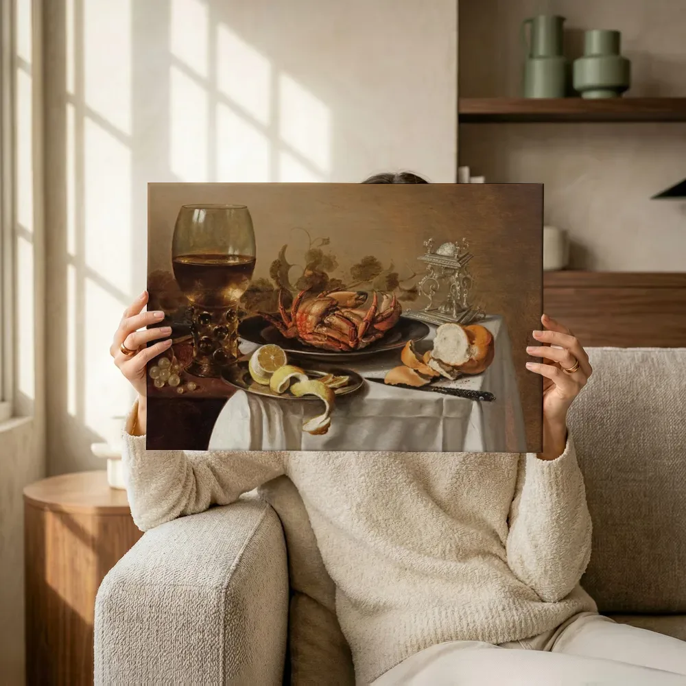 Sfeerimpressie: Stilleven met een roemer, een krab en een geschilde citroen van Pieter CLAESZ. (1597 terwijl het omhoog wordt gehouden