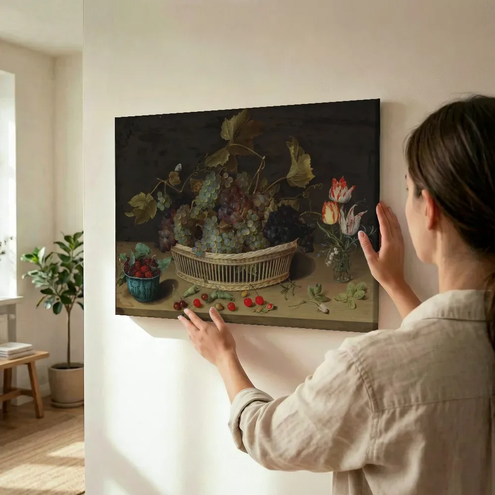 Sfeerimpressie: Stilleven met fruit en bloemen van Isaak Soreau terwijl het wordt opgehangen