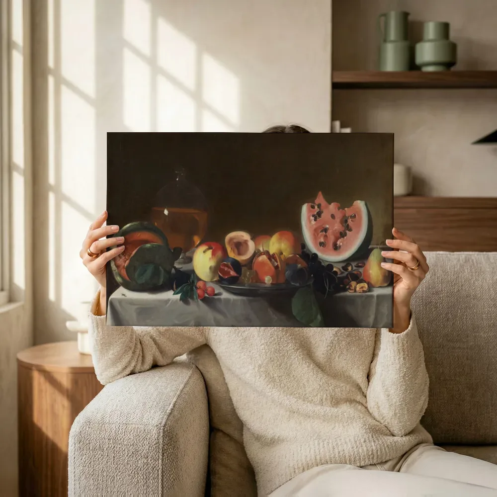 Sfeerimpressie: Stilleven met fruit en karaf van Pensionante del Saraceni terwijl het omhoog wordt gehouden