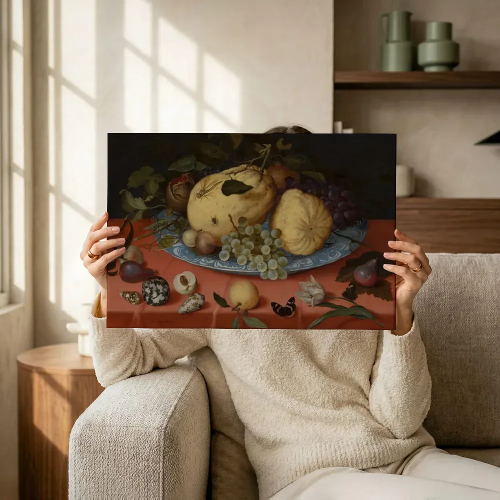 Sfeerimpressie: Stilleven met fruit van Balthasar van der Ast terwijl het omhoog wordt gehouden