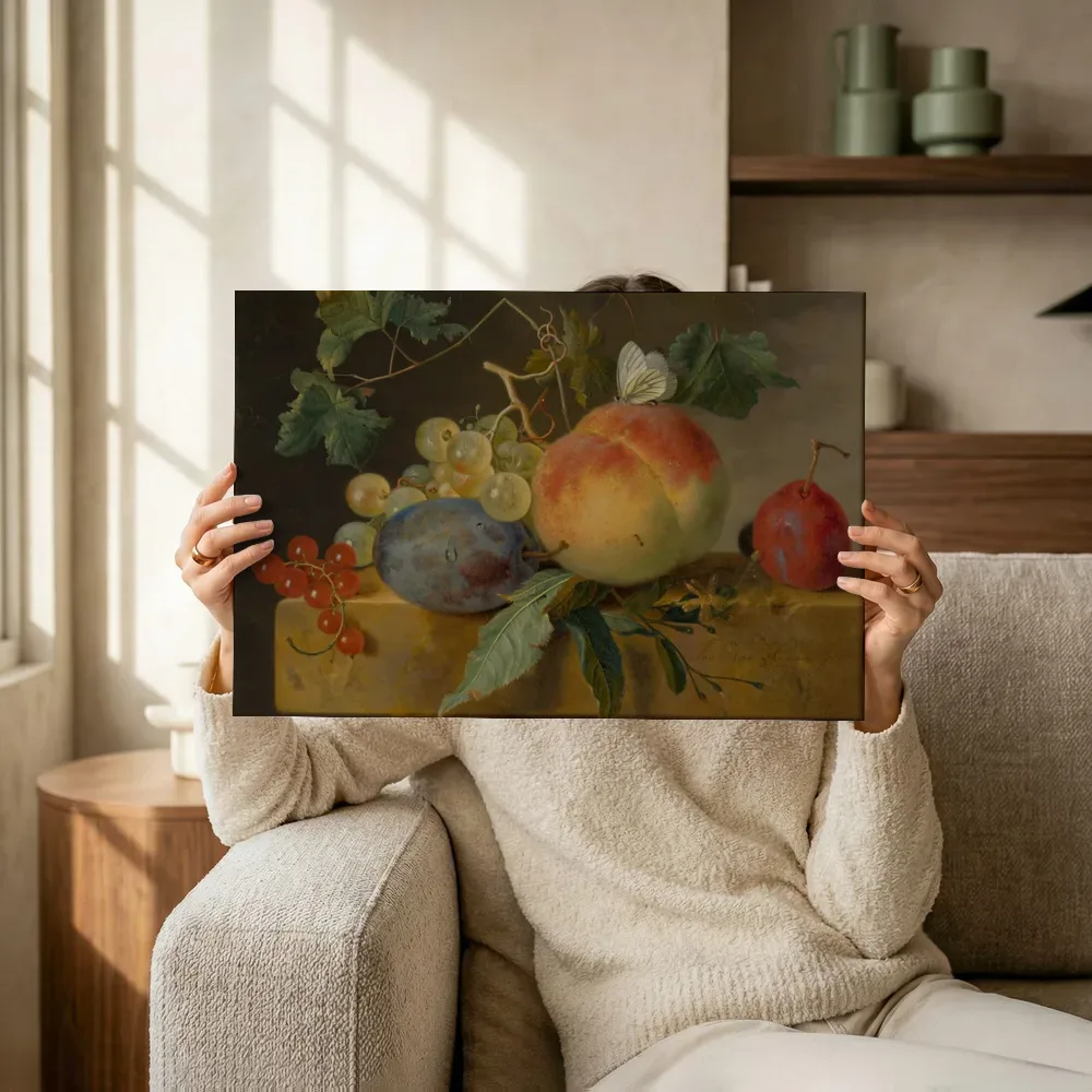 Sfeerimpressie: Stilleven met fruit van Jan van Huysum terwijl het omhoog wordt gehouden