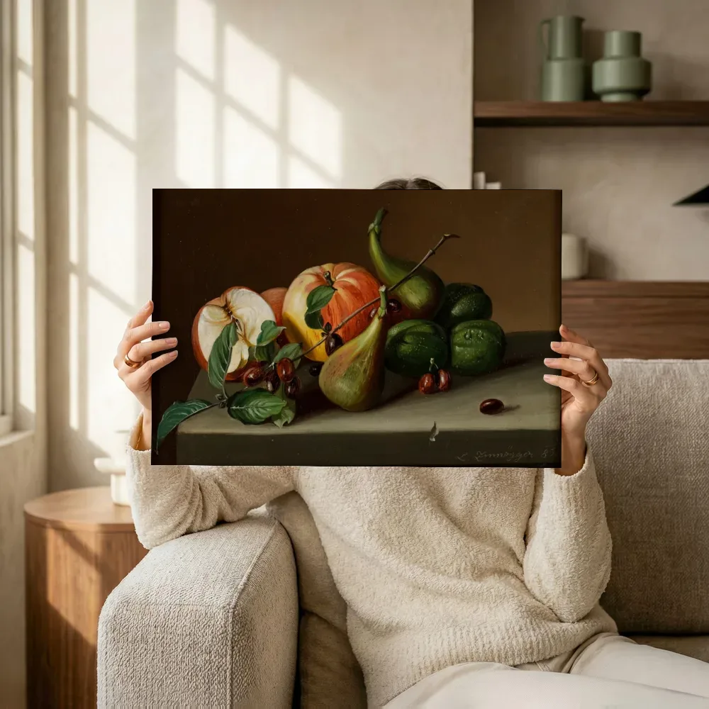 Sfeerimpressie: Stilleven met fruit van Leopold Zinnögger terwijl het omhoog wordt gehouden