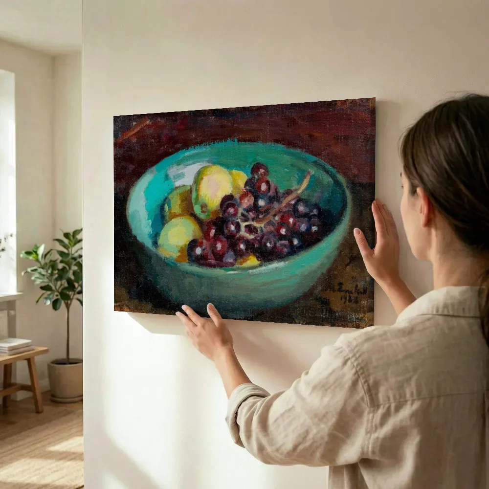 Sfeerimpressie: Stilleven met fruit van Magnus Enckell terwijl het wordt opgehangen