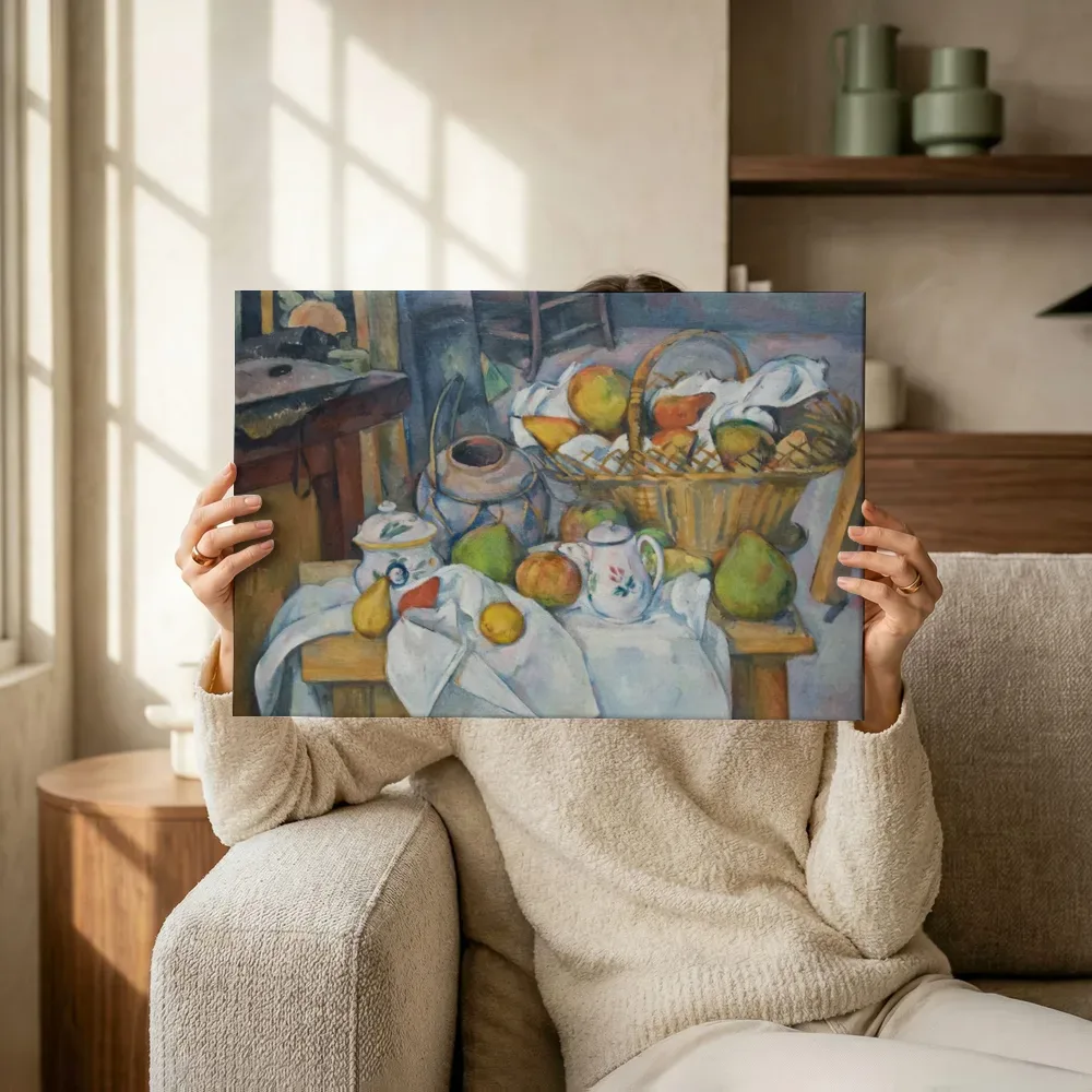Sfeerimpressie: Stilleven met fruitmand van Paul Cézanne terwijl het omhoog wordt gehouden