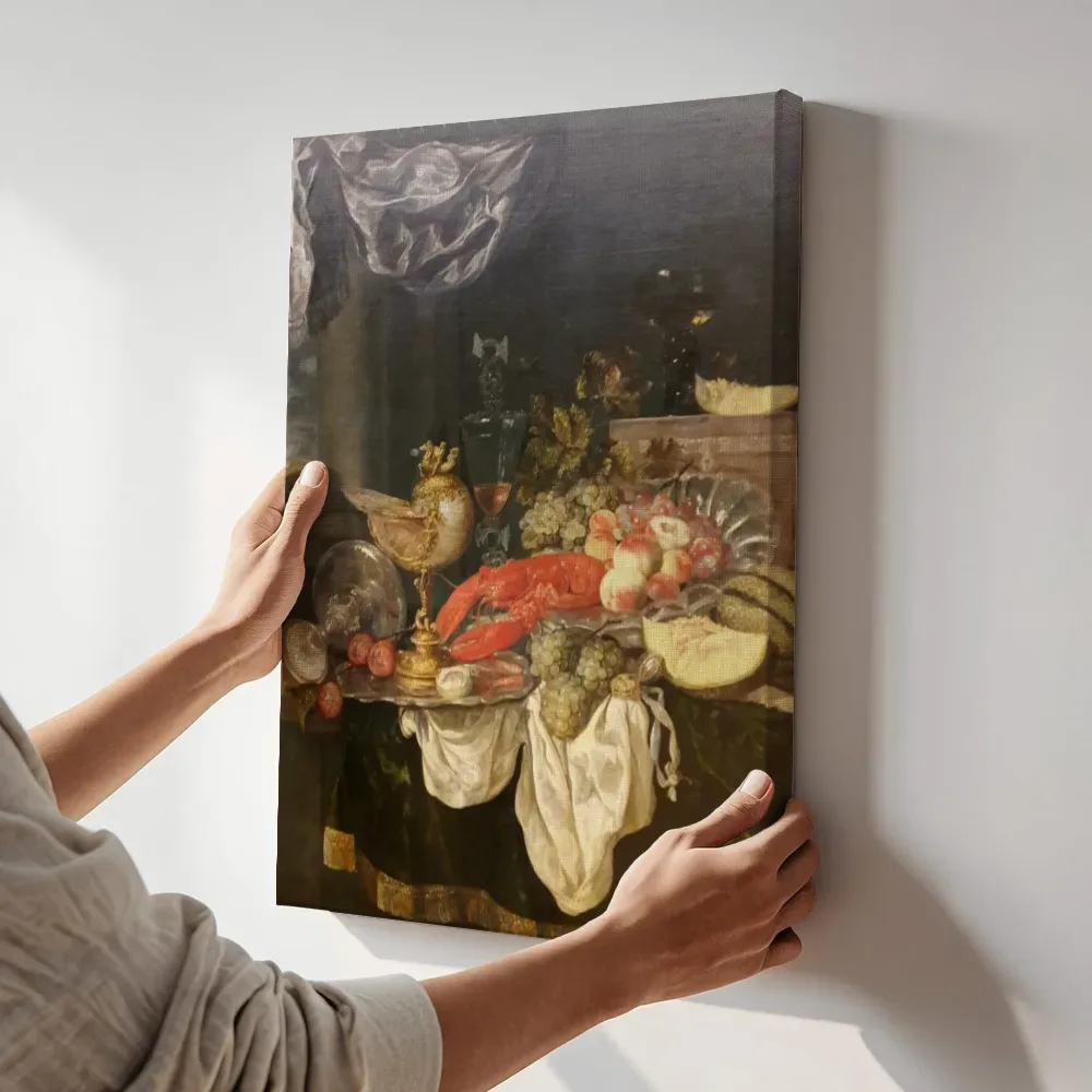 Sfeerimpressie: Stilleven met kreeft, nautilusbeker, glas-en zilverwerk op donker kleed met wit servet van Abraham van Beijeren terwijl het aan de muur wordt gehangen