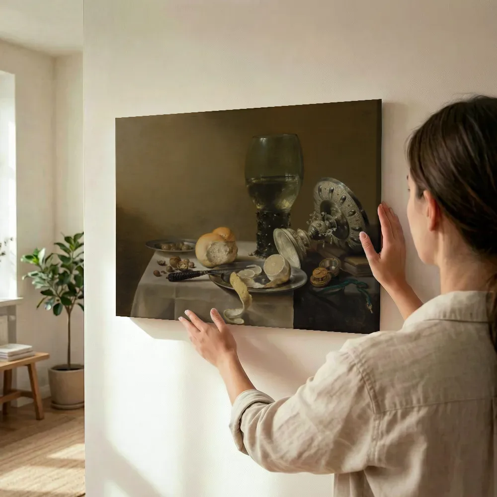 Sfeerimpressie: Stilleven met tazza van Pieter Claesz terwijl het wordt opgehangen