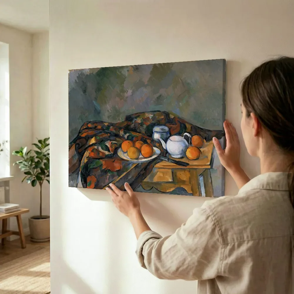 Sfeerimpressie: Stilleven met theepot van Paul Cézanne terwijl het wordt opgehangen